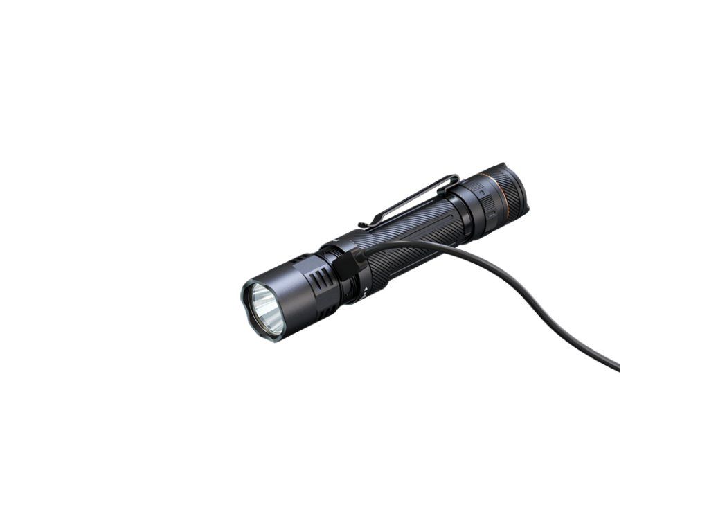 Fenix PD45R ACE — svetelný tok 3200 lúmenov a dosvit 410 metrov osvetľuje terén