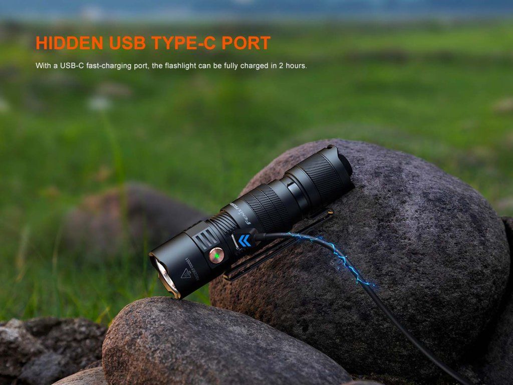 Fenix PD26R ACE — skrytý USB-C nabíjací port pod golierom tela baterky
