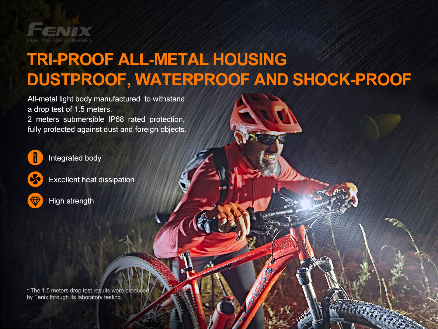 Fenix BC26R v daždi na horskom bicykli — celokovové telo s krytím IP68 a odolnosťou pádu z 1,5 metra