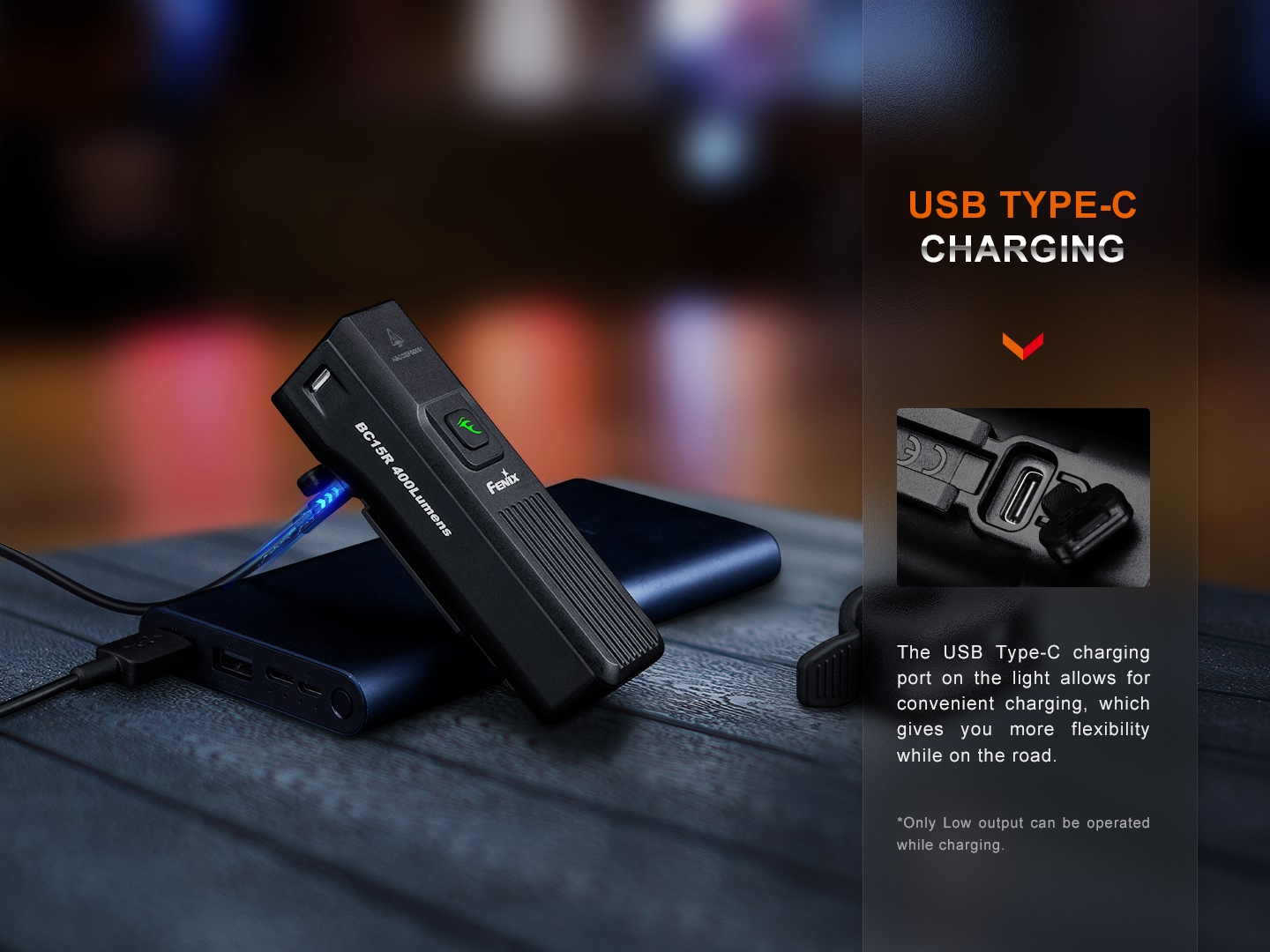 Nabíjanie Fenix BC15R cez USB-C z powerbanky — port pod gumovou krytkou priamo na tele svetla