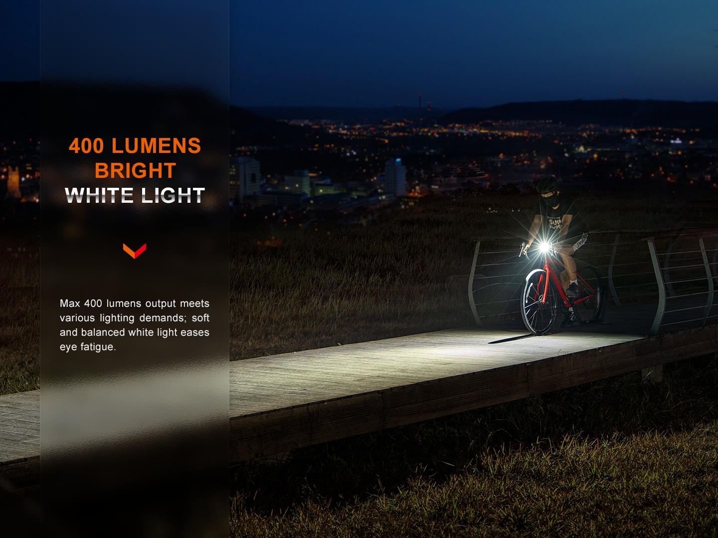 Fenix BC15R osvetľuje 400 lúmenmi drevený chodník nad mestom počas nočnej jazdy na bicykli