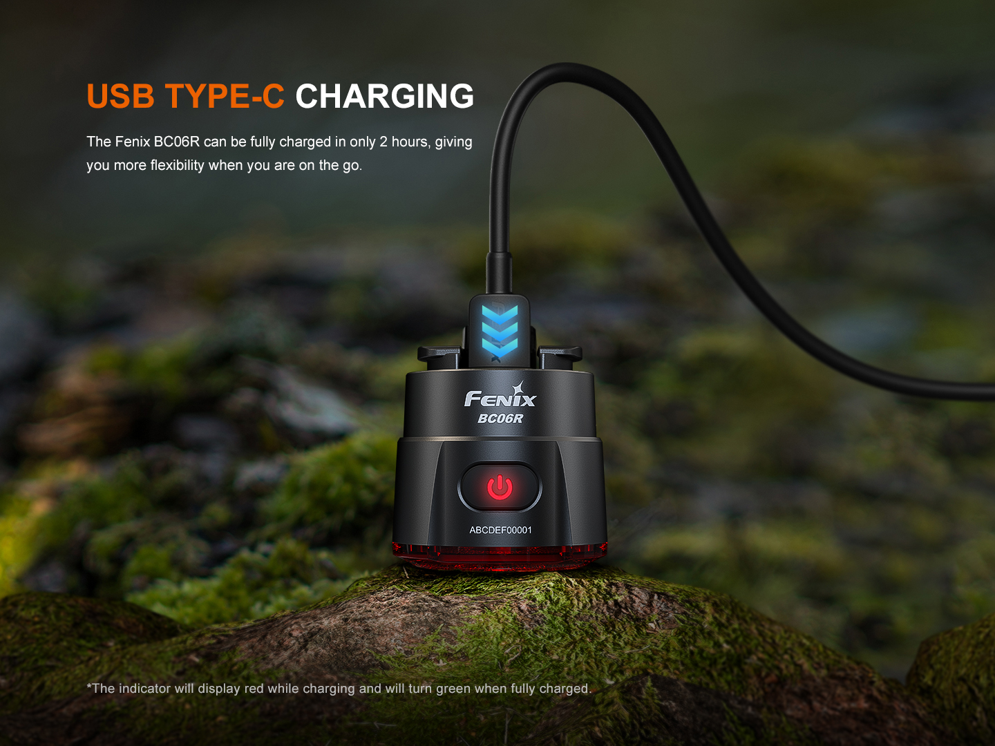 Nabíjanie Fenix BC06R cez USB-C port pod gumovou krytkou — plné nabitie približne za 2 hodiny