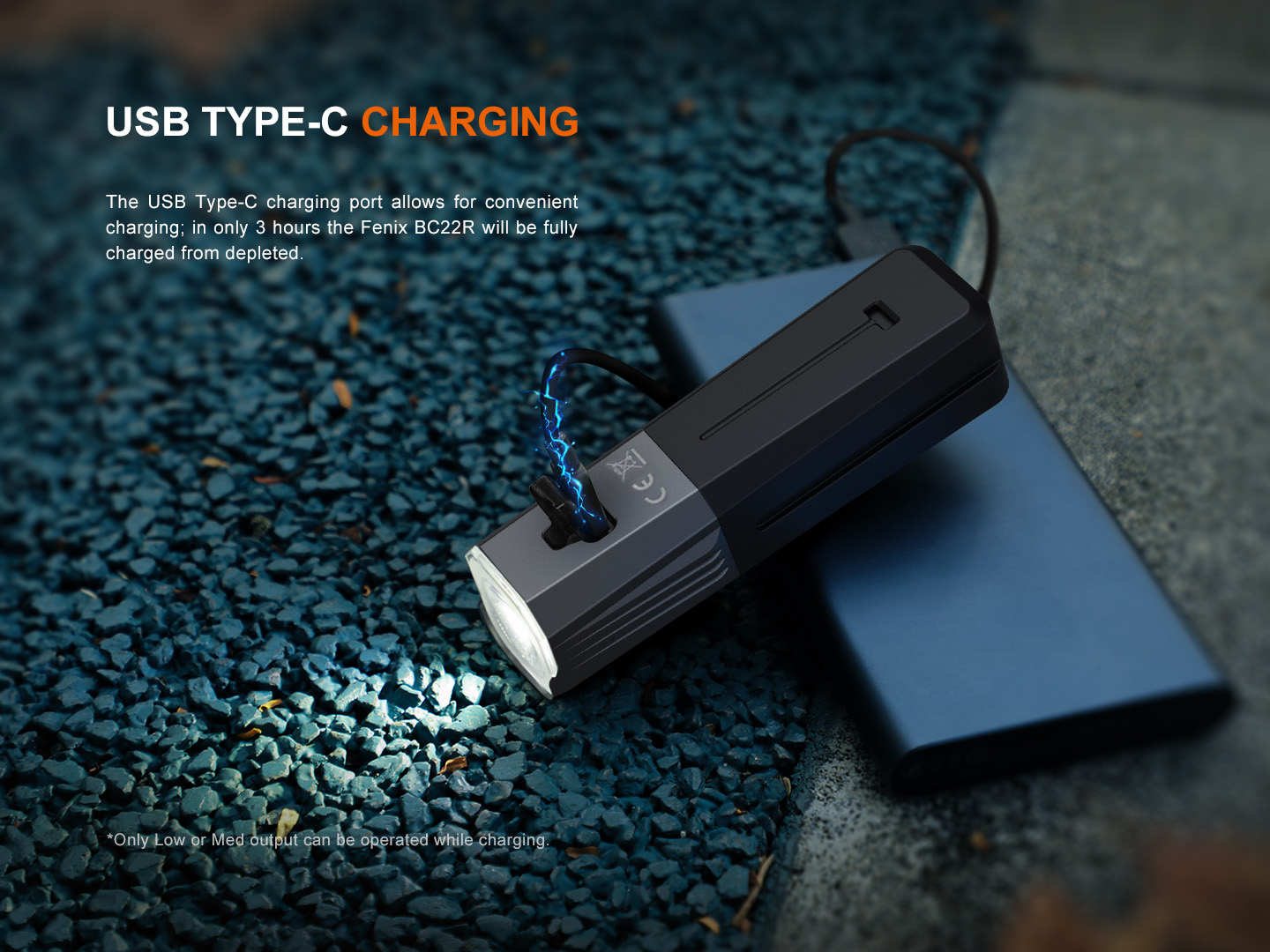 Nabíjanie Fenix BC22R cez USB-C z powerbanky — plné nabitie článku 18650 trvá približne tri hodiny
